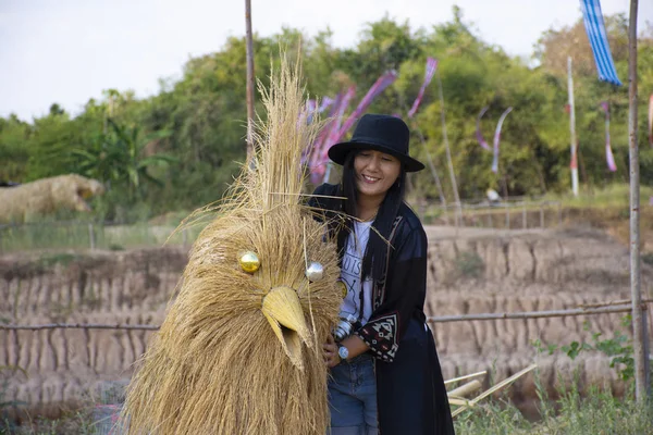 Reizigers Thaise vrouwen mensen reizen bezoek en poseren portret voor — Stockfoto