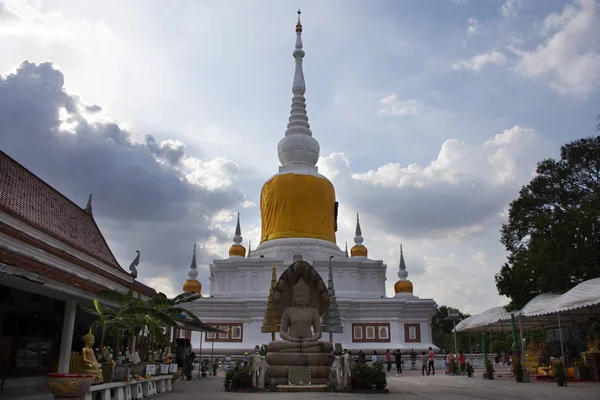 Phra Ez Nadoon Chedi vagy na Dun Pagoda a thai emberek utazás v — Stock Fotó