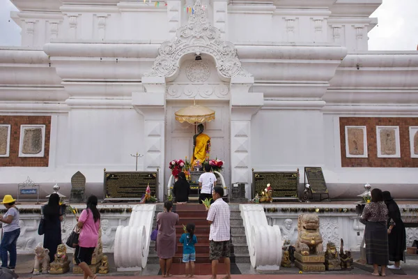 Тайцы путешествуют посетил и уважают молиться Phra That Nadoon — стоковое фото