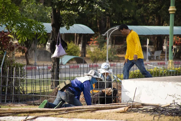 Работники Таиланда вязали металлические прутки в каркас арматуры — стоковое фото