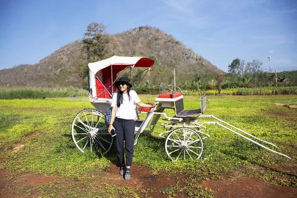 Asiatique thai femme Voyage et posant avec classique vintage vélo — Photo