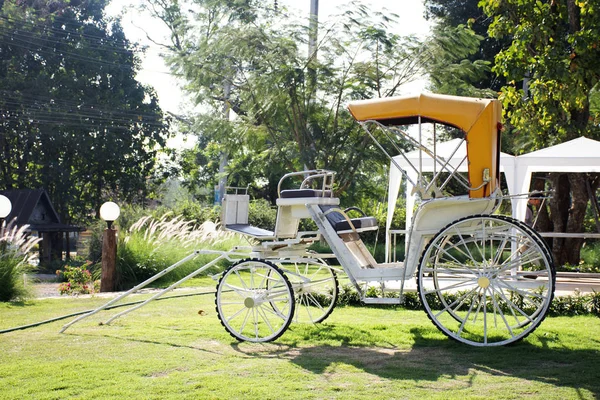 Clásico rickshaw bicicleta vintage al aire libre para las personas tailandesas y — Foto de Stock