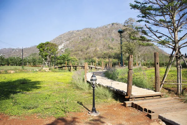 Vista paisagem e montanha com passarela de madeira para pessoas tailandesas — Fotografia de Stock