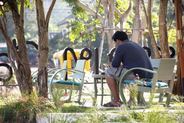 Travelers thai man duduk santai dengan furnitur dekorasi dan — Stok Foto