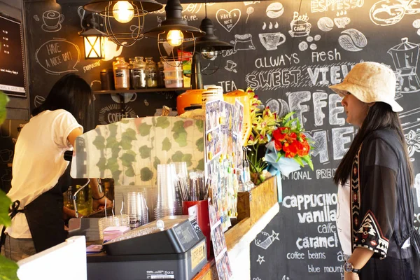 Muebles de decoración y diseño de interiores de la cafetería local fo — Foto de Stock