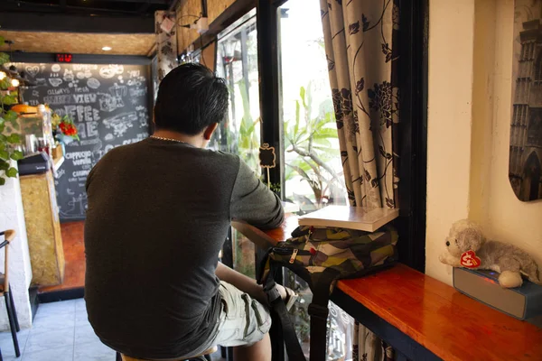 Viajeros tailandeses hombres personas descansan y se sientan con muebles de decoración — Foto de Stock