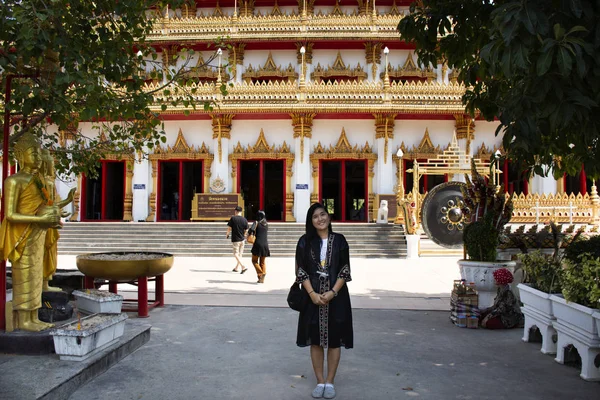 Viajeros tailandeses personas visitan y rezan Phra Mahathat Kae — Foto de Stock