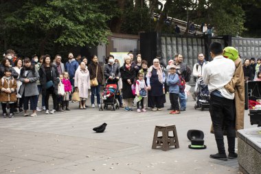 Japon aktör erkekler bebek kukla gösterisi Japon insanlar ve oynuyor 