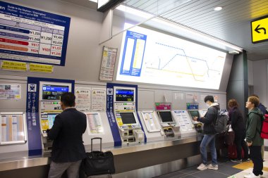 Japon lar ve yabancı gezginler yolcu bekleyin ve i standı