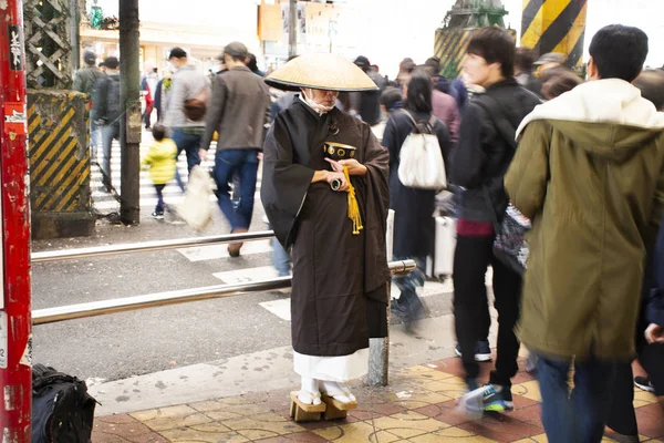 Japanese monk standing for receive donate from japanese people a — Stock Photo, Image