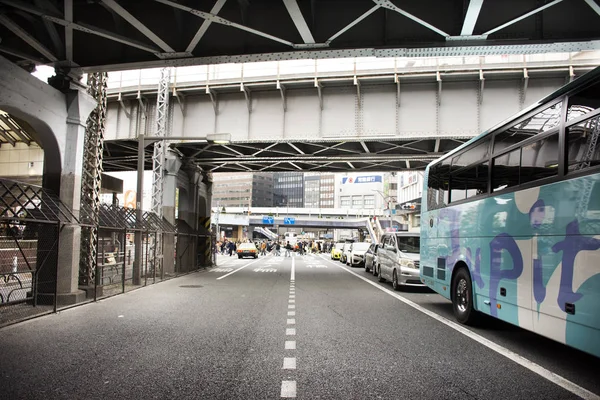 Les Japonais et les voyageurs étrangers à pied visite et shopping b — Photo