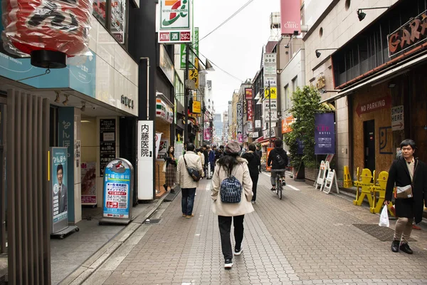 Thailändische Frauen mit japanischen und ausländischen Reisenden wal — Stockfoto