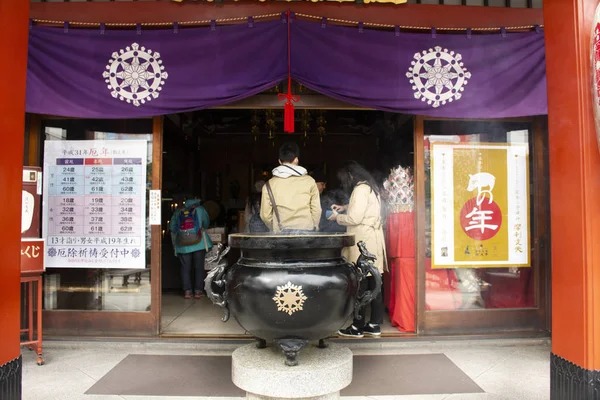 Japanse mensen en buitenlander reizigers bidden Boeddha God en een — Stockfoto