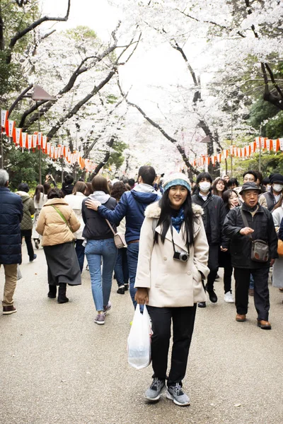 Thailändska kvinnor människor poserar porträtt för ta foto med japanska p — Stockfoto