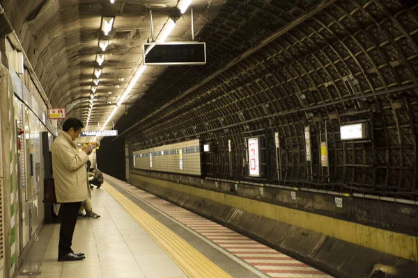 Los japoneses y los viajeros extranjeros esperan y caminan — Foto de Stock