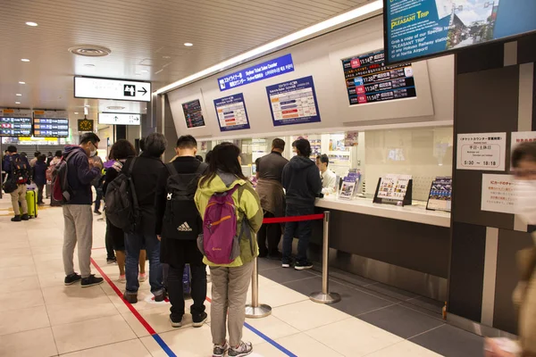 Japanska människor och utländska resenärer passagerare vänta och stå i — Stockfoto