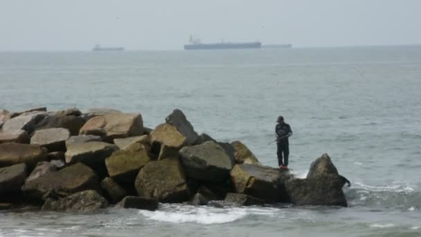 Thailändska Män Stående Och Fiske Eller Mete Havet Morgon Tid — Stockvideo