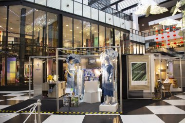 Yaratıcı ve moda b vitrin için benim indigo moda giysiler