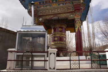 Hint ve Tibet halkı ziyaret ve dua ve ayin döndürmek ve sp