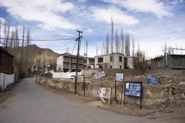 Leh La içindeki binalarla manzara ve manzara manzarası