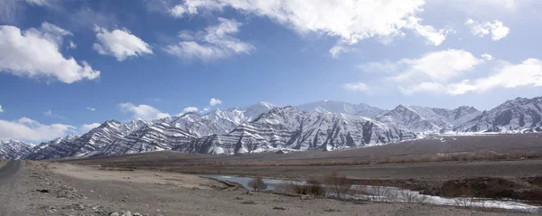 Bekijk landschap van de Himalaya of Himalaya Range berg met conf — Stockfoto