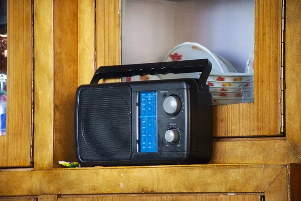 Rádio transistor vintage retro de indianos e tibetanos em l — Fotografia de Stock