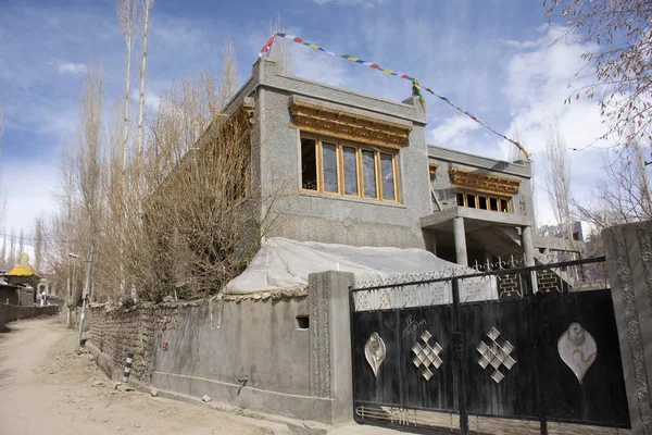 Evin cephesinde kırık çelik kapı Hint ve Tibet halkının s