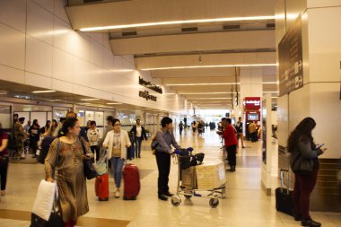 Hintliler ve yabancı gezginler Indir'de yürüyüp bekliyor