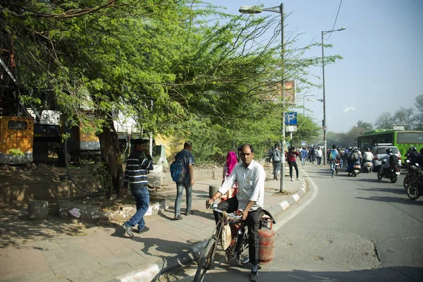 Индийские и иностранные люди работают велосипед и использовать велосипед с — стоковое фото