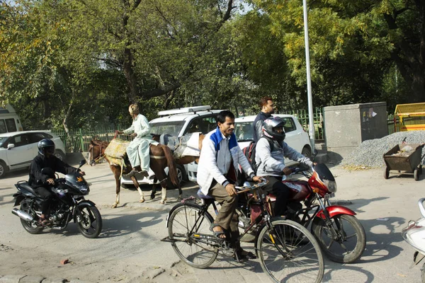 Индийцы и иностранцы водят автомобиль и ездят на мотоцикле и b — стоковое фото