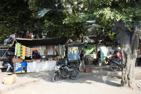 Η ζωή και ο τρόπος ζωής των ινδικών ανθρώπων πώληση και αγοράζουν ποτά φαγητού και — Φωτογραφία Αρχείου