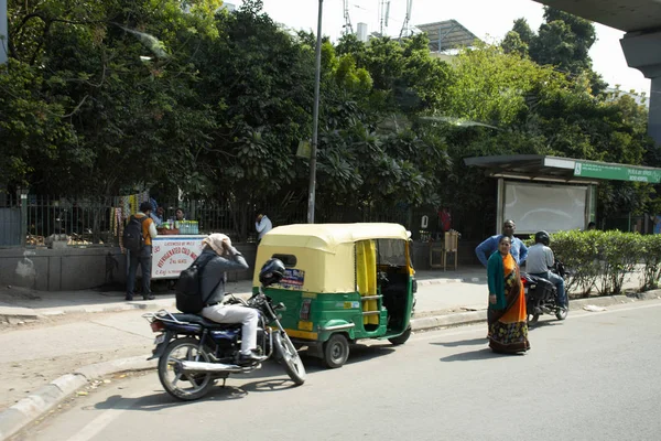 Индийцы и иностранцы водят автомобиль и ездят на мотоцикле и b — стоковое фото