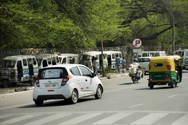 La gente india y los extranjeros conducen coche y andar en motocicleta y b — Foto de Stock