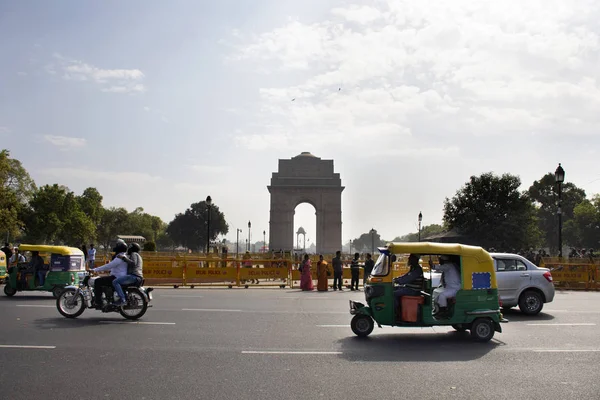 Индийцы и иностранцы водят машину, ездят верхом и ездят на велосипеде и вале. — стоковое фото