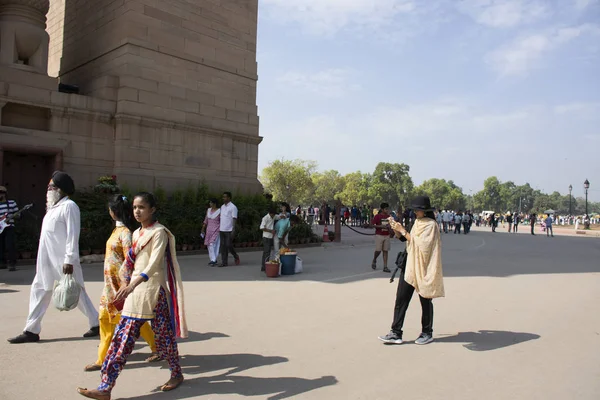 Индийцы и иностранные путешественники пешком посетить Индию G — стоковое фото