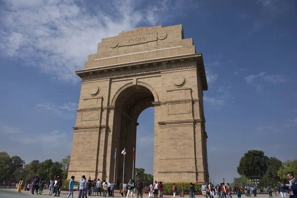 La gente india y los viajeros extranjeros que caminan visitan la India G — Foto de Stock