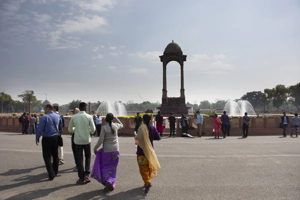 インドの人々と旅行者が旅行を歩いてインドGを訪問 — ストック写真