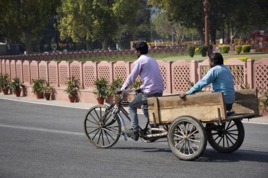 Hint ve yabancı insanlar işçi bisiklet bisiklet ve üç tekerlekli bisiklet c kullanın