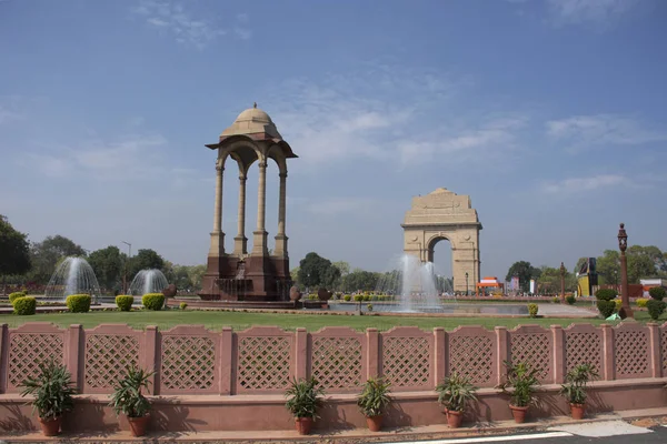 Ινδοί άνθρωποι και ξένοι ταξιδιώτες με τα πόδια ταξιδεύουν επίσκεψη Ινδία G — Φωτογραφία Αρχείου