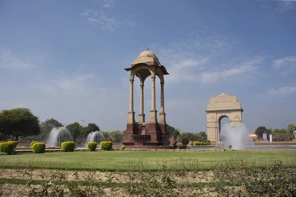 La gente india y los viajeros extranjeros que caminan visitan la India G — Foto de Stock