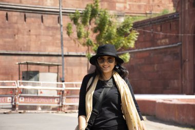 Tay kadınlar yolculuk ziyaret ve Seyahat Red Fort ile fotoğraf çekmek için