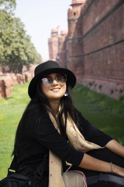 Tay kadınlar yolculuk ziyaret ve Seyahat Red Fort ile fotoğraf çekmek için