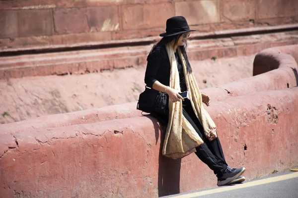 Thai women journey visit and travel for take photo with Red Fort — Stock Photo, Image