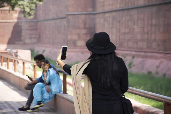 Indische Frauen reisen zu Besuch und reisen zum Fotografieren mit rotem — Stockfoto