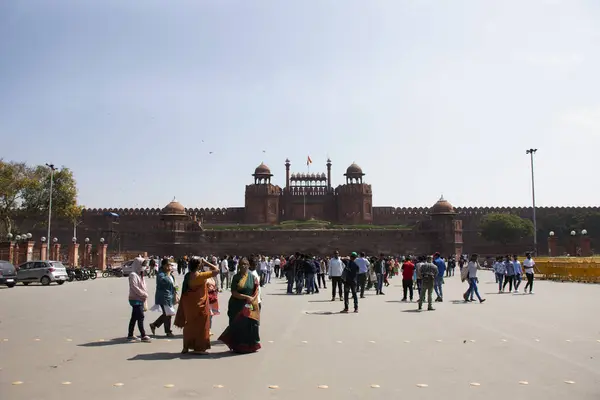 インドの人々と旅行者が旅行を歩いてレッドFを訪問 — ストック写真