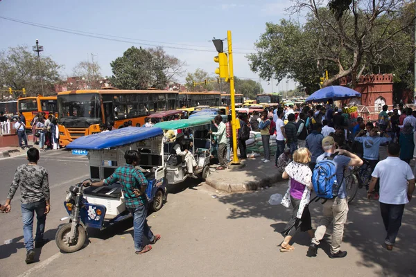 Индийцы продают и покупают пищевые напитки и продукты у местного гро — стоковое фото