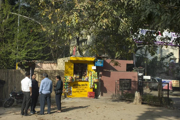 印度人出售和购买食品饮料和产品从当地的格 — 图库照片