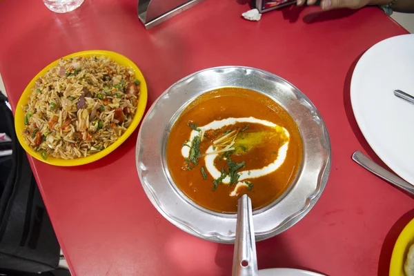 Lokal mat indisk stil i restaurang försäljning och servera för människor — Stockfoto