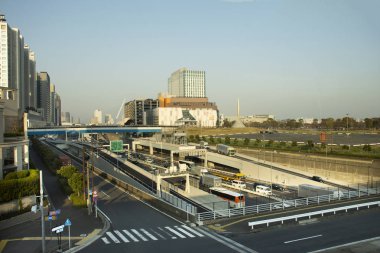 Mrt tren pistinden manzarayı ve şehir manzarasını Odaiba şehir merkezine görüntüleyin
