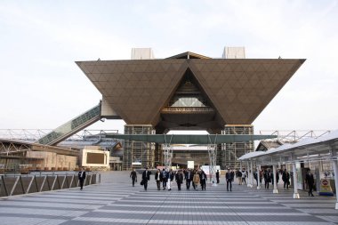 Japonlar ve yabancılar işçi yürüyüş trenler ve b gitmek